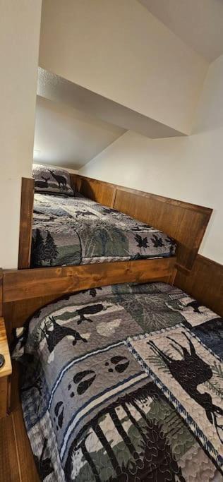 Beautiful Riverfront Near Mt Bachelor With Hot Tub Бенд Екстериор снимка