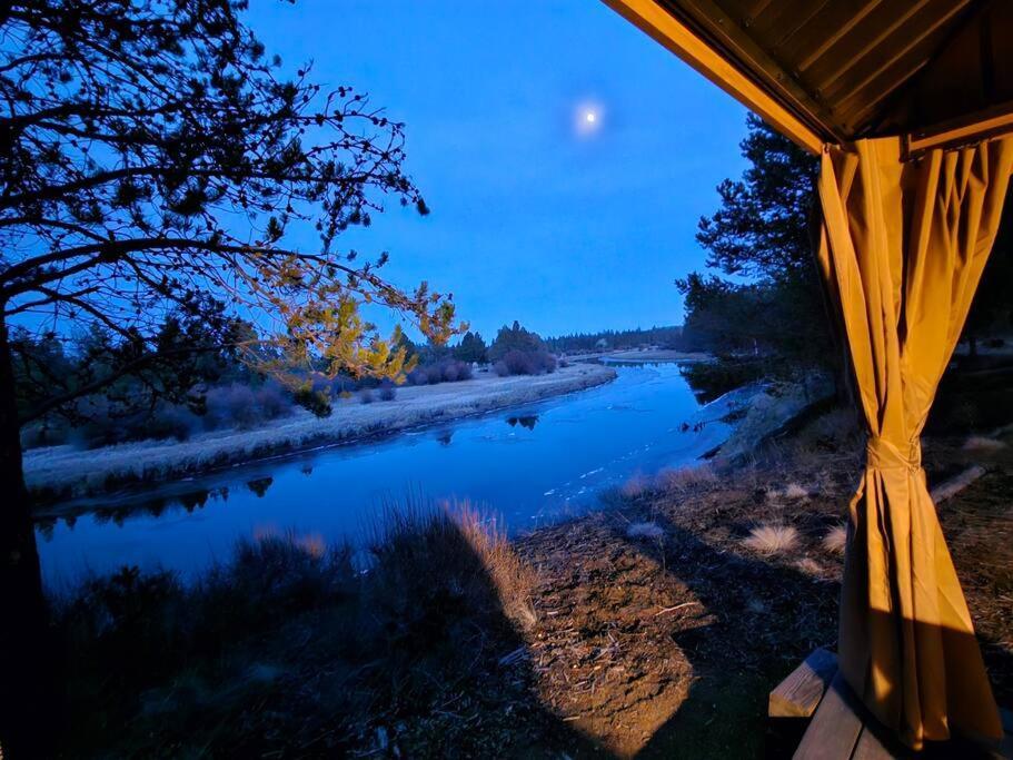 Beautiful Riverfront Near Mt Bachelor With Hot Tub Бенд Екстериор снимка