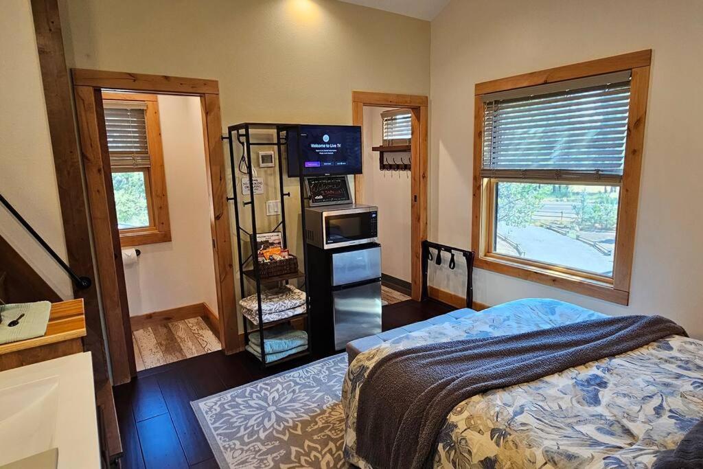 Beautiful Riverfront Near Mt Bachelor With Hot Tub Бенд Екстериор снимка