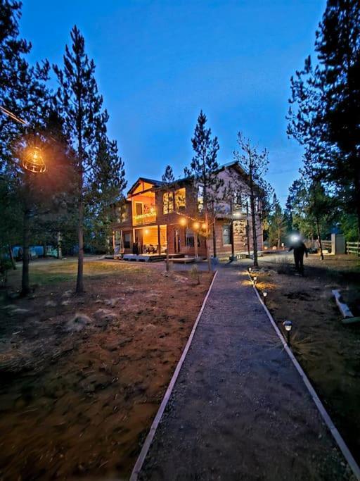 Beautiful Riverfront Near Mt Bachelor With Hot Tub Бенд Екстериор снимка