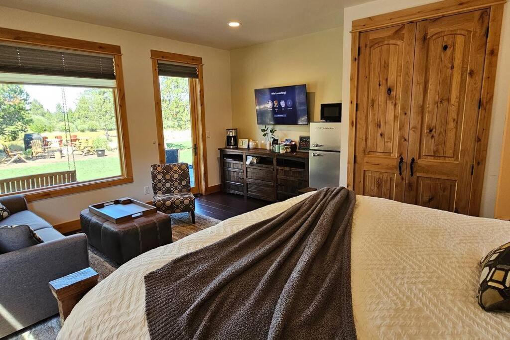 Beautiful Riverfront Near Mt Bachelor With Hot Tub Бенд Екстериор снимка