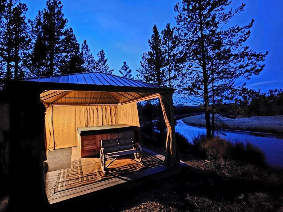 Beautiful Riverfront Near Mt Bachelor With Hot Tub Бенд Екстериор снимка