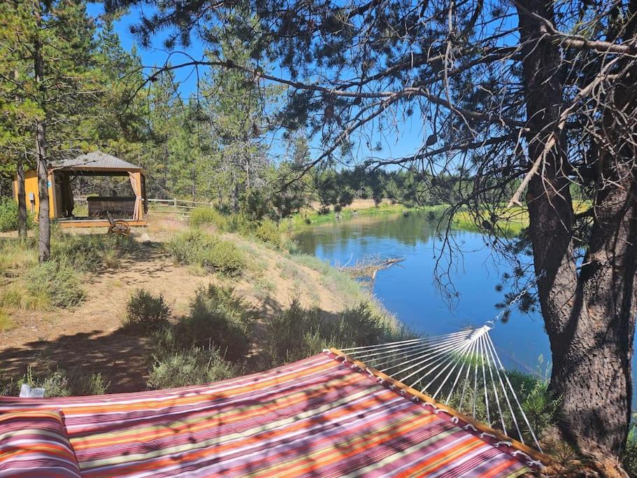 Beautiful Riverfront Near Mt Bachelor With Hot Tub Бенд Екстериор снимка